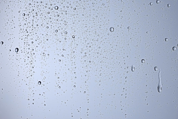 fundo molhado cinza/gotas de chuva para sobrepor na janela, clima, gotas de fundo de chuva de água no vidro transparente