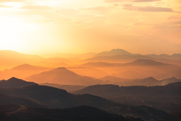 Fundo montanhoso do país basco