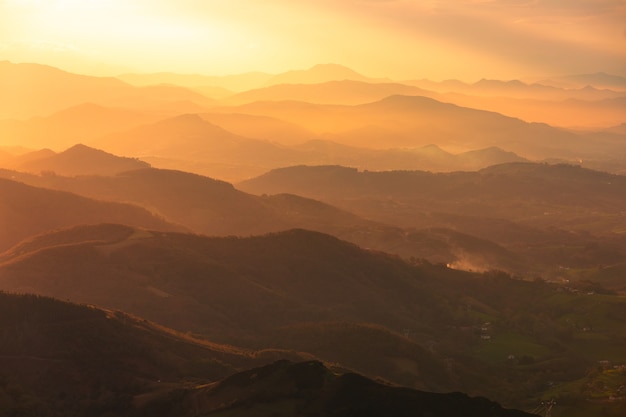 Fundo montanhoso do País Basco