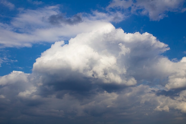 Fundo natural. Céu com nuvens. Fechar-se.