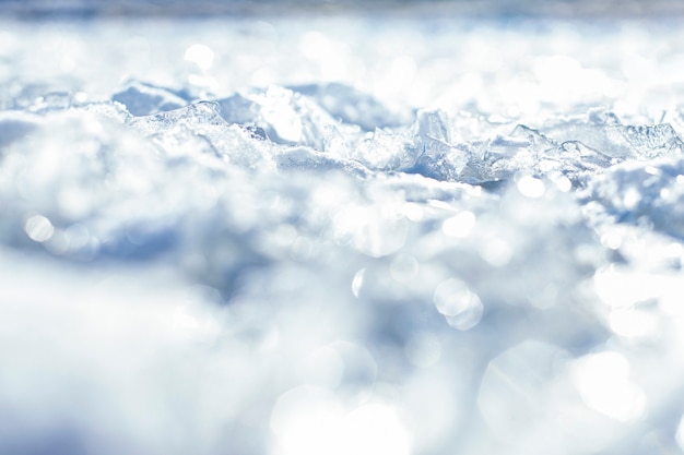 Fundo natural desfocado Bloco de gelo se quebrando contra a costa de cristais de gelo brilhantes na superfície