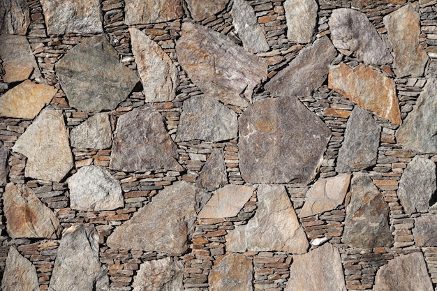 Fundo natural feito de pedras planas ásperas de vários tamanhos de cores de formas
