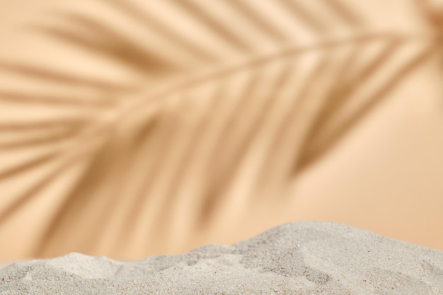 Fundo natural laranja em branco com areia e natureza de sombra leve para produto cosmético natural Cena vazia com areiaOrganic natural e conceito de cuidados com a pele de beleza