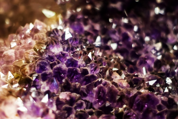 Fundo natural parcialmente desfocado - aglomerado de cristais de ametista violeta