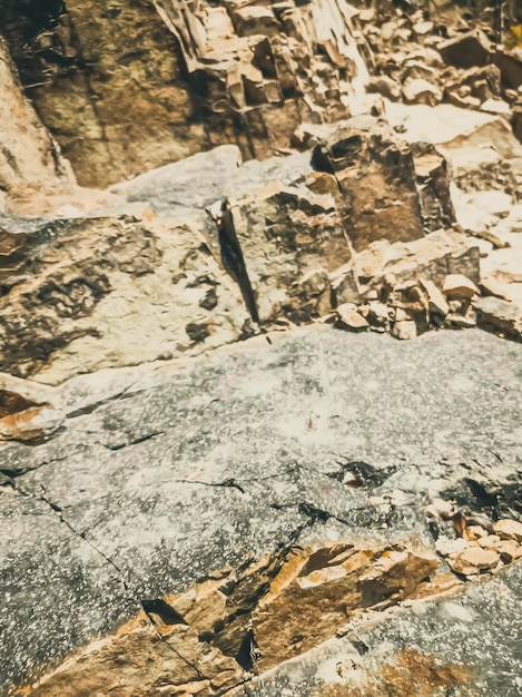 Fundo natural rachaduras de penhasco com bordas fechadas cinza textura de pedra marrom das montanhas Vintage e cor de estilo fosco desbotado na foto matizada Conceito de montanhismo geológico ou trabalho duro