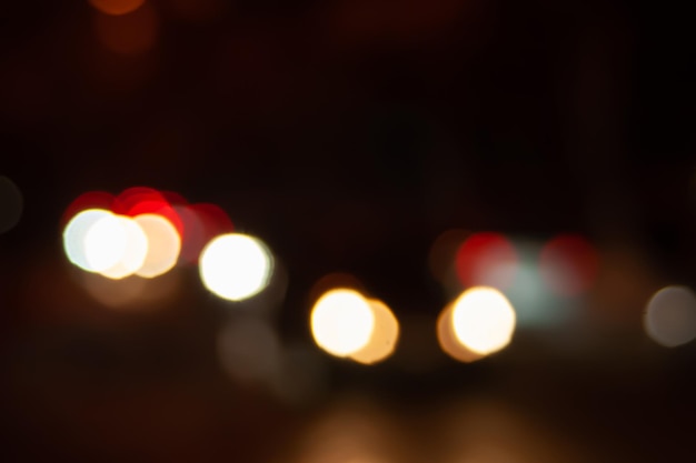 Fundo noturno desfocado da estrada de rua da cidade com efeito bokeh Papel de parede abstrato para design