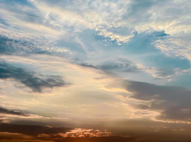 Fundo nublado abstrato belas estrias naturais do céu e nuvens bela paisagem natural