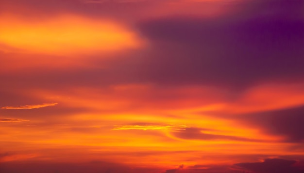 Fundo nublado abstrato belas listras naturais de céu e nuvensCéu vermelho ao pôr do sol