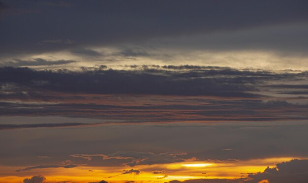 Fundo nublado abstrato belas listras naturais de céu e nuvensCéu vermelho ao pôr do sol