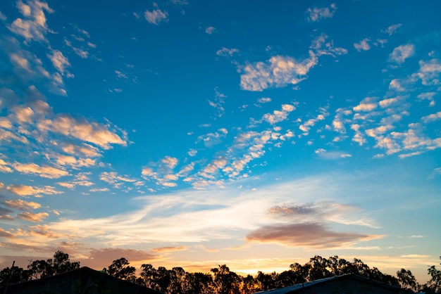Foto fundo panorâmico da paisagem do país do por do sol dramático do céu do vale.