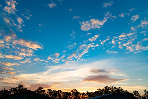 Fundo panorâmico da paisagem do país do por do sol dramático do céu do vale.