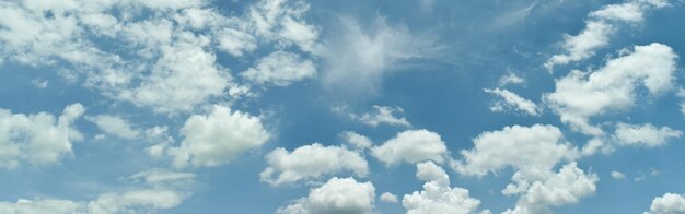 fundo panorâmico de céu azul com nuvens brancas