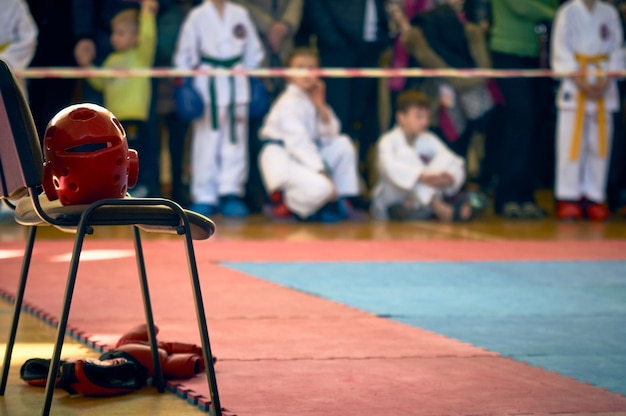 Foto fundo para artes marciais capacete de proteção na borda do tatami