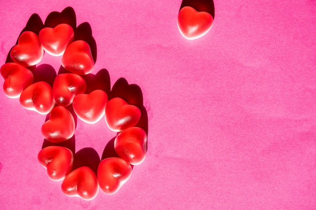 Fundo para marchas variadas doces vermelhos e brancos em forma de coração