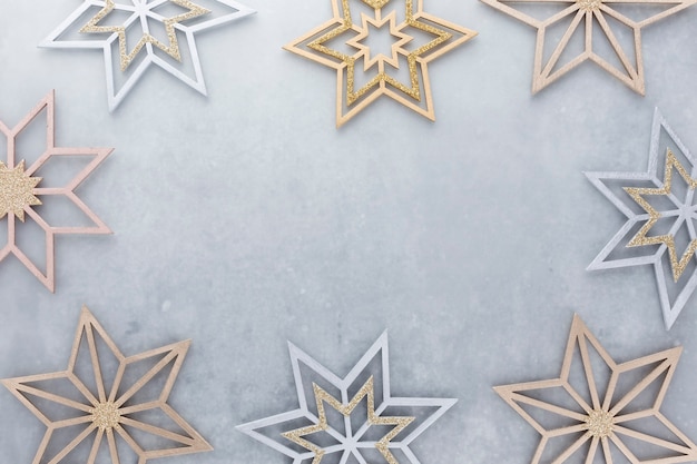 Fundo pastel festivo. Estrelas de Natal e glitter, confetes em fundo pastel. Fundo de Natal, Flat lay.