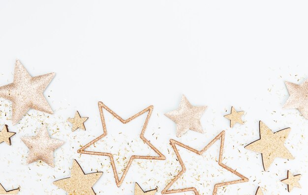 Foto fundo pastel festivo. estrelas de natal e glitter, confetes em fundo pastel. fundo de natal, flat lay.
