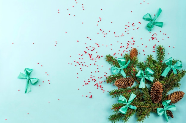 Fundo plano de Natal com abeto e decorações em azul Copiar espaço Vista de cima