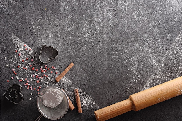 Fundo preto com acessórios de cozinha para catálogo, menu, receitas com espaço de cópia