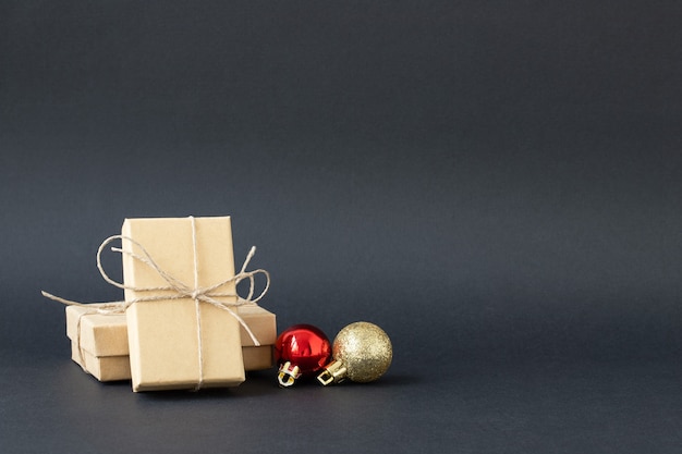 Fundo preto de Natal com caixas de presente e enfeites de Natal