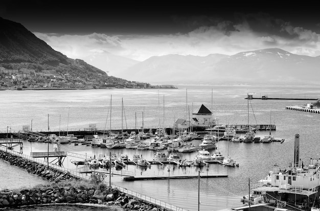 Fundo preto e branco do porto da cidade de Tromso do norte hd