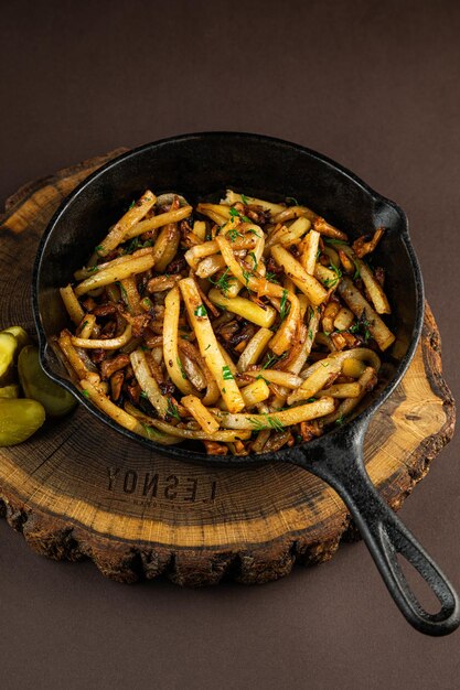 Fundo preto e tigela com macarrão macarrão fusilli com carne de tomate e manjericão