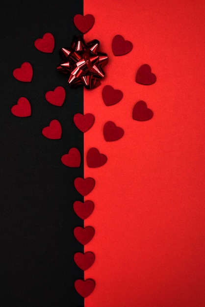 Fundo preto e vermelho decorado com um laço vermelho e corações vermelhos, um banner para descontos ou parabéns