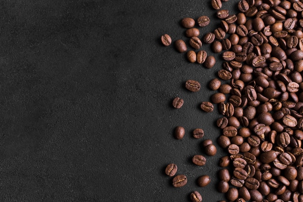 Fundo preto minimalista e arranjo de grãos de café