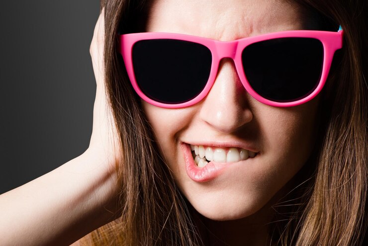 Foto fundo preto rosto engraçado e menina com óculos de sol estúdio e estilo de moda e acessório gen z confidência louco e pessoa com óculos cor e moda em tons de fim de semana e retrato