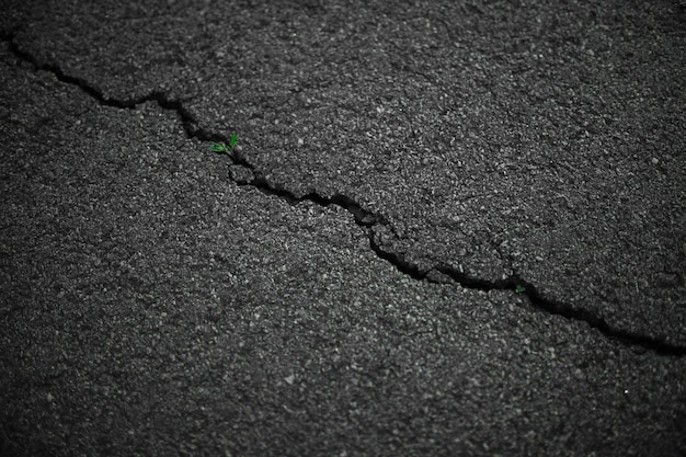 Fundo rachado de asfalto preto Textura antiga de estrada de asfalto Contexto escuro Ilustração de estrada de grunge