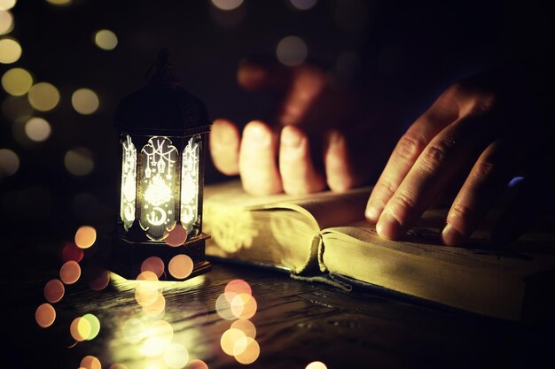 Fundo Ramadan Kareem Lanterna árabe ornamental brilhando e o livro sagrado do Alcorão