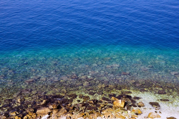 fundo rochoso maravilhosamente azul com água transparente