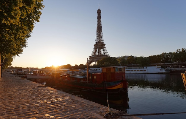 Fundo romântico do pôr do sol Torre Eiffel com barcos no Rio Sena em Paris