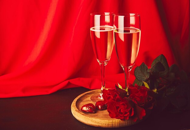 Fundo romântico estético do dia de São Valentim com taças de champanhe rosas vermelhas doces Copiar espaço