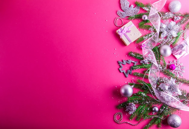 Fundo rosa de Natal com um presente e decorações