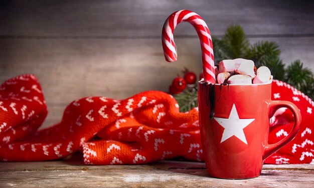 Fundo rústico de natal com chocolate quente com marshmallows