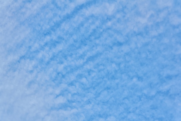 Fundo, textura - céu azul com nuvens cirrocúmulos