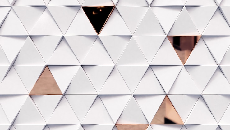 Foto fundo triangular abstrato com triângulos brancos e dourados
