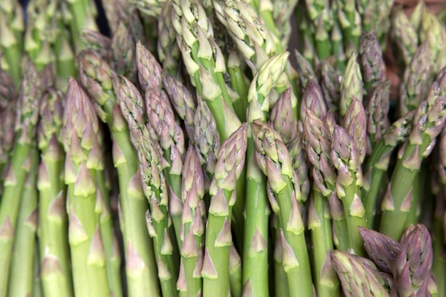 Fundo vegetal de espargos na banca de mercado