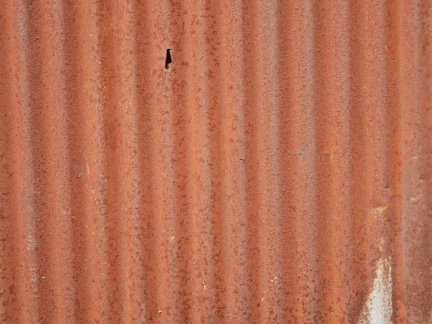 fundo velho do telhado do zinco, textura da parede oxidada do metal, aço marrom da oxidação