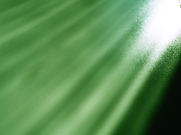 Fundo verde abstrato Feixes de luz com pontos tremeluzentes Linhas e listras do canto superior esquerdo para o canto inferior direito Linhas diagonais paralelas e assimétricas listras raios e feixes