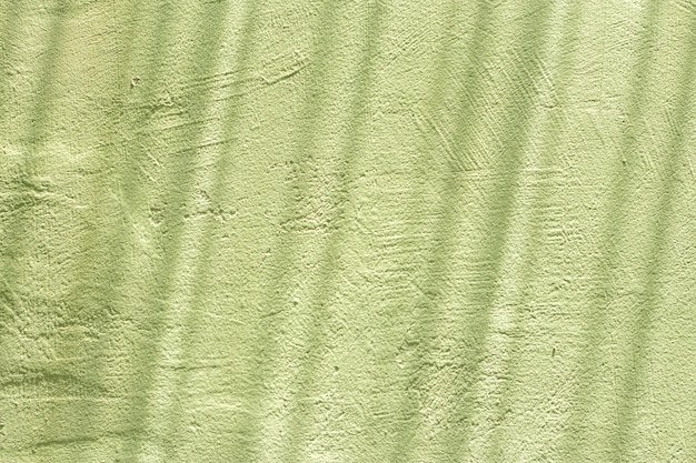 Fundo verde com textura de parede e linhas de sombra