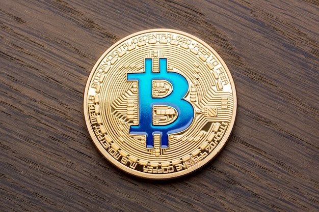 Fundo vermelho com bitcoin azul dourado. foto de alta resolução.