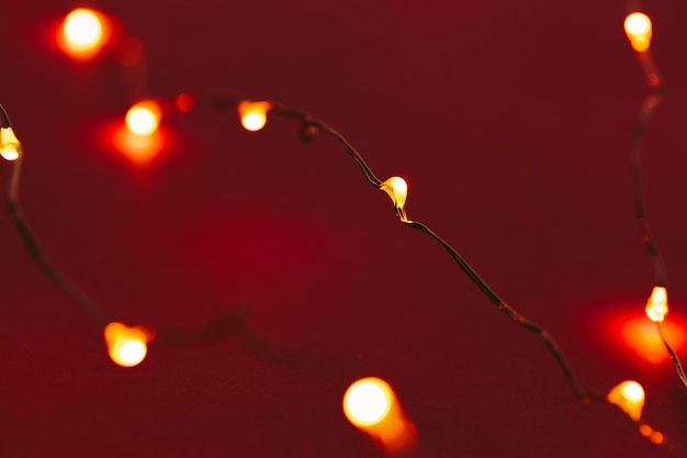 Fundo vermelho com luzes iluminadas da guirlanda