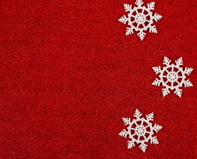 Fundo vermelho de natal com flocos de neve.