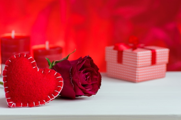 Fundo vermelho do dia dos Valentim com corações, rosas e caixa de presente.