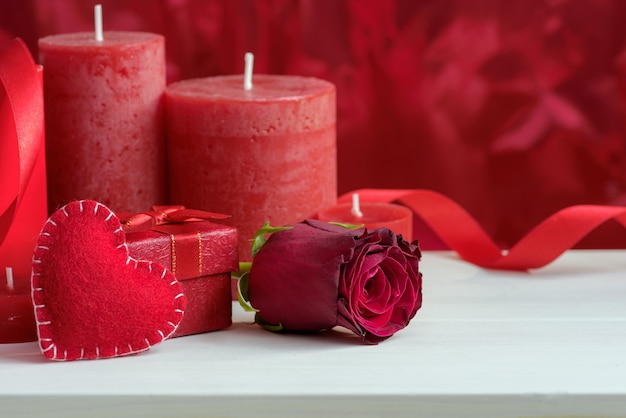 Fundo vermelho do dia dos Valentim com corações, rosas e caixa de presente.