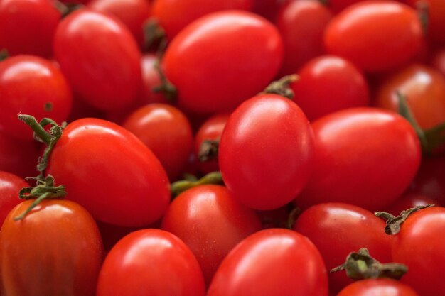 Fundo vermelho tomate orgânico maduro