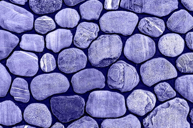 Fundo violeta roxo de seixos de pedras arredondadas copia espaço em cores da moda do ano 2022 muito peri