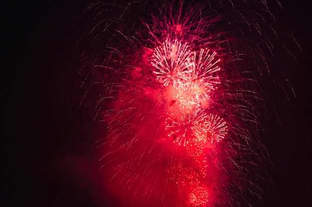 Fundos de fogos de artifício de férias com estrelas coloridas de faíscas e brilhantes