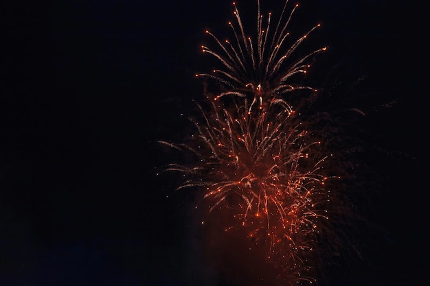 Fundos de fogos de artifício de férias com estrelas coloridas de faíscas e brilhantes